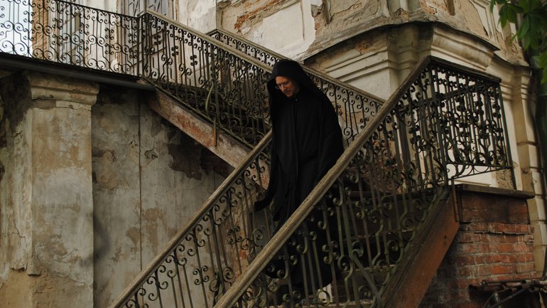 Отець Софроній на сходах Храму Іоана Богослова у Ніжині - фото 1