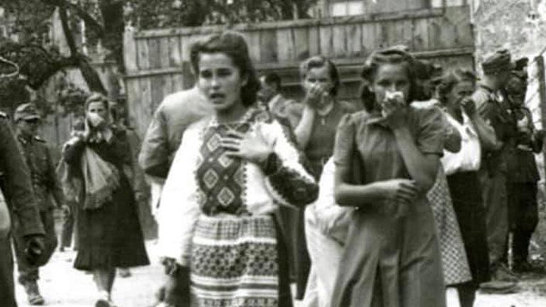 Українка виходить шокована від побаченого з тюрми НКВС в липні 1941 року. - фото 1