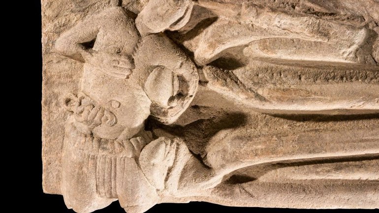 У  шотландському монастирі знайшли скульптуру зі сценою вбивства - фото 1