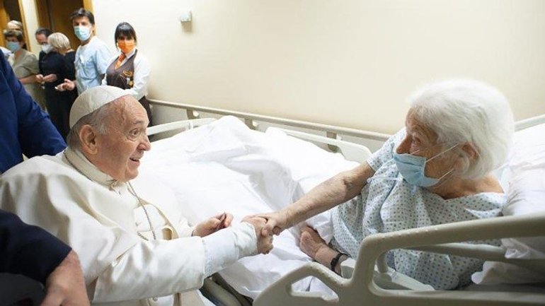 Папа завершив курс післяопераційної терапії, але ще залишається у лікарні - фото 1