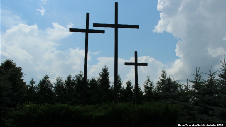 Хрести на місці вбивства 11 липня 1943 року 200 поляків у селі Павлівка Волинської області - фото 1