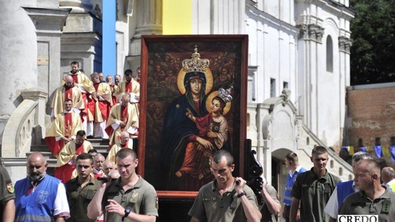 In Berdychiv, thousands of Ukrainian and foreign Roman Catholics prayed to the Mother of God for peace and unity in the country - фото 1
