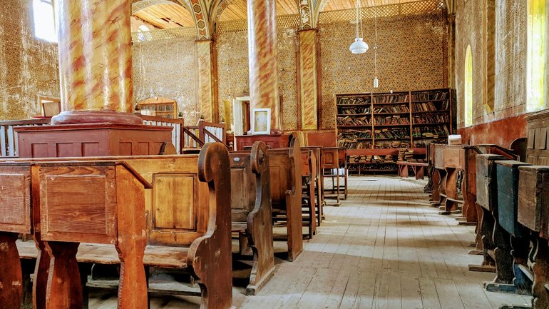 Діюча хустська синагога - одна з небагатьох, яка зберегла свій початковий інтер’єр і розписи - фото 1