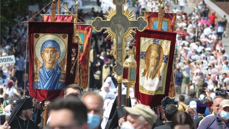 Президент раскритиковал крестный ход УПЦ МП: без масок, свезли со всей Украины - фото 1