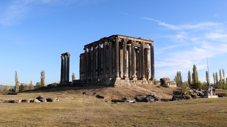 У Туреччині розкопали стародавні ворота у величний храм Зевса - фото 1