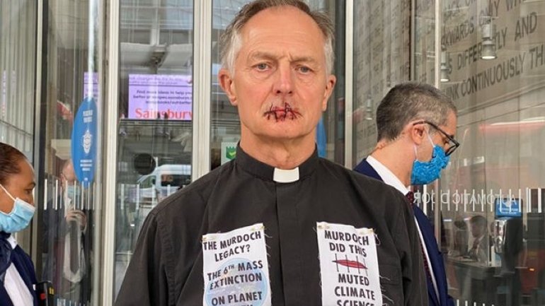 Священик зашив собі рот на знак протесту проти замовчування проблеми клімату - фото 1