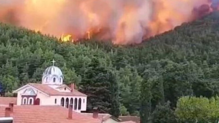У Греції вогонь спалив все довкола, окрім монастиря, де молилися монахи - фото 1