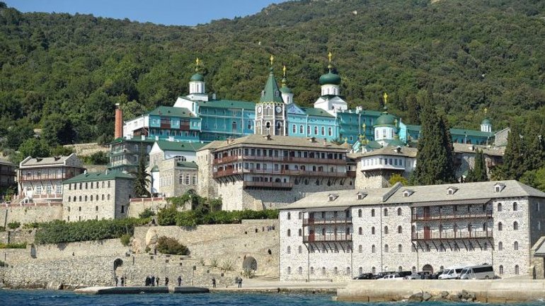 The patriarch of Moscow first broke off relations, and then congratulated the monks of the Athos monastery of the Ecumenical Patriarchate - фото 1