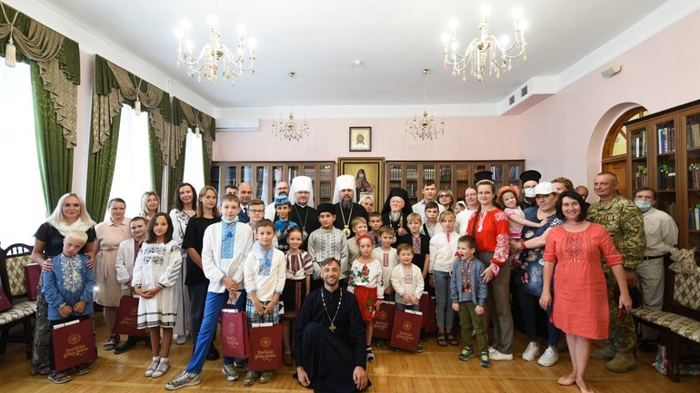 Вселенський Патріарх та Митрополит Епіфаній зустрілися з дітьми воїнів АТО, кримських татар та сиротами - фото 1