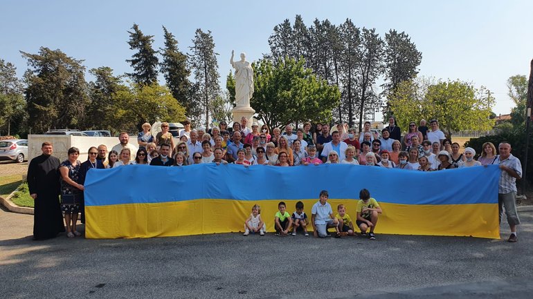 Український стяг розгорнули біля пам’ятника Тарасові Шевченку на території собору УГКЦ в Римі - фото 1