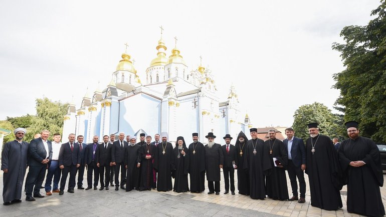 Патриарх Варфоломей встретился с членами Всеукраинского Совета Церквей и религиозных организаций и посадил клен - фото 1