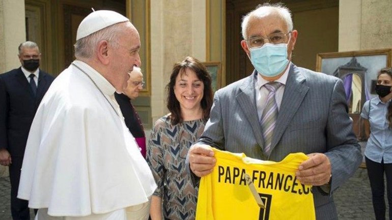Ватикан організував розпродаж спортивних костюмів своєї збірної з футболу - фото 1