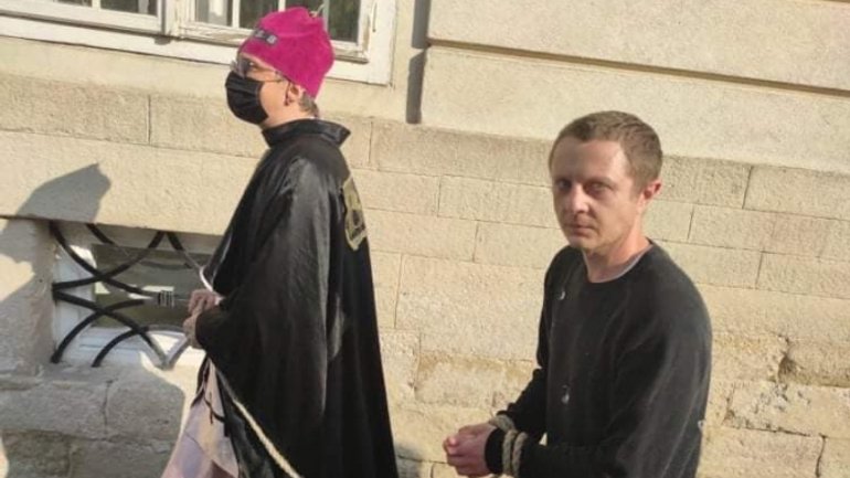 У Львові, переодягнений на священика чоловік, водив на повідку іншого чоловіка - фото 1