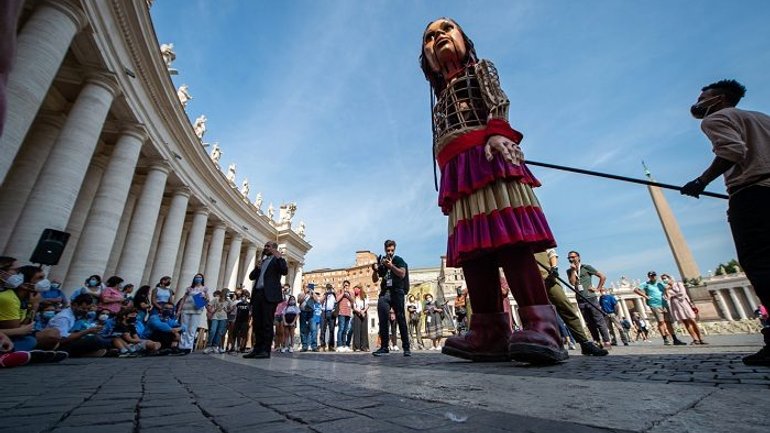 У Ватикані встановили «маленьку Амаль» - ляльку висотою 3,5 м - фото 1