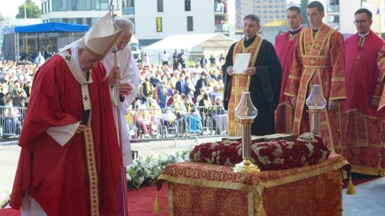 Папа у Словаччині відслужив Літургію у візантійському обряді - фото 1