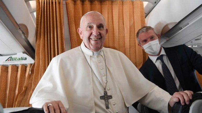 Подружжя – тільки між чоловіком і жінкою, - Папа провів традиційну прес-конференцію на борту літака - фото 1