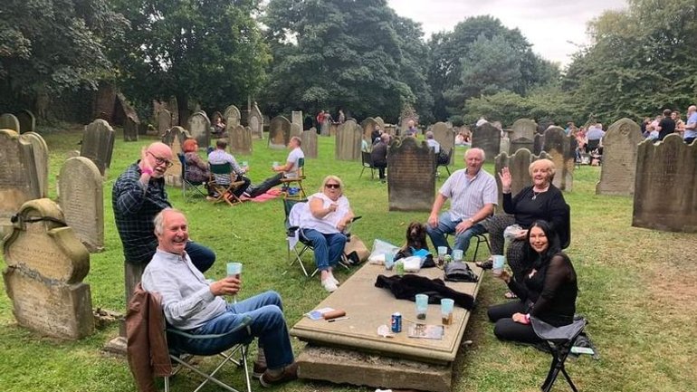 В Англії учасники фестивалю розпивали пиво на могилах церковного кладовища - фото 1