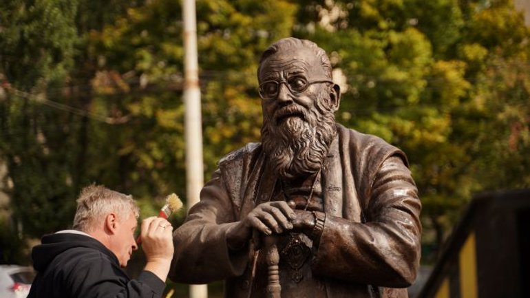 Сьогодні у Вінниці встановлюють перший в Україні  пам'ятник Любомиру Гузару. - фото 1
