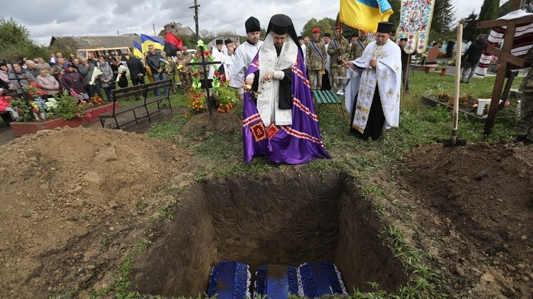 Архиєпископ ПЦУ звершив чин похорону бійців УПА. Перепоховали поряд із могилою солдата 24-ї ОМБр - фото 1