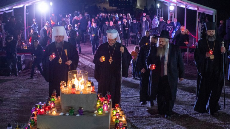 В Киеве возле памятника жертвам Бабьего Яра состоялась межрелигиозная молитва (обновлено) - фото 1