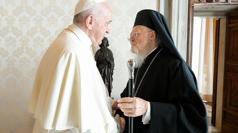 Папа Франциск і Патріарх Варфоломій тепло зустрілись у Ватикані на екологічному форумі - фото 1