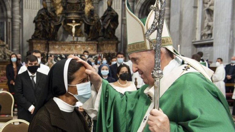 Папа зустрівся з черницею, яка майже 5 років перебувала у полоні ісламістів - фото 1