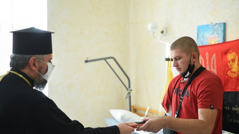 Предстоятель ПЦУ посетил раненых защитников Украины - фото 1