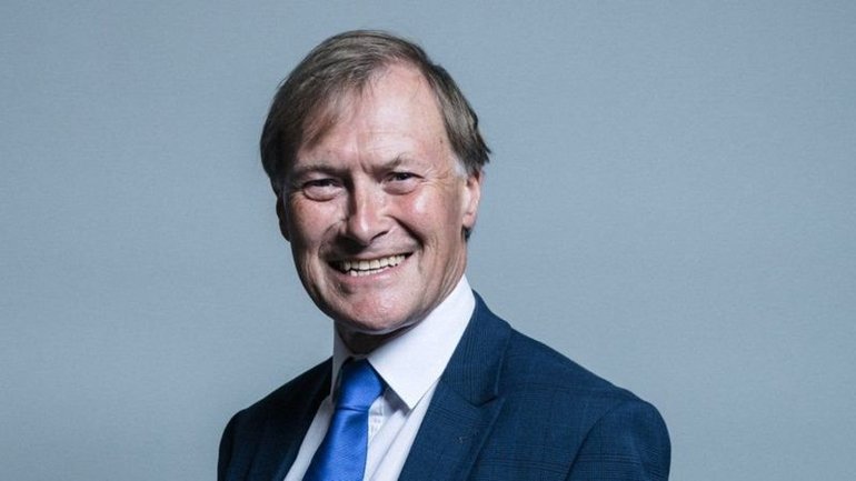 Депутат британського парламенту помер після завданих у церкві ножових поранень - фото 1