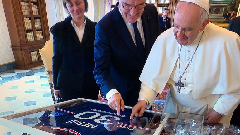 Прем'єр-міністр Франції подарував Папі Римському футболку ПСЖ з автографом Мессі - фото 1