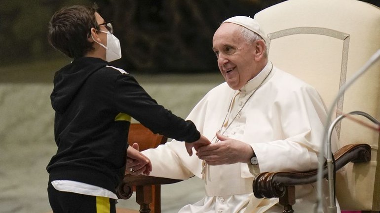Папа Франциск подарував 10-річному хлопчику свій пілеолус - фото 1