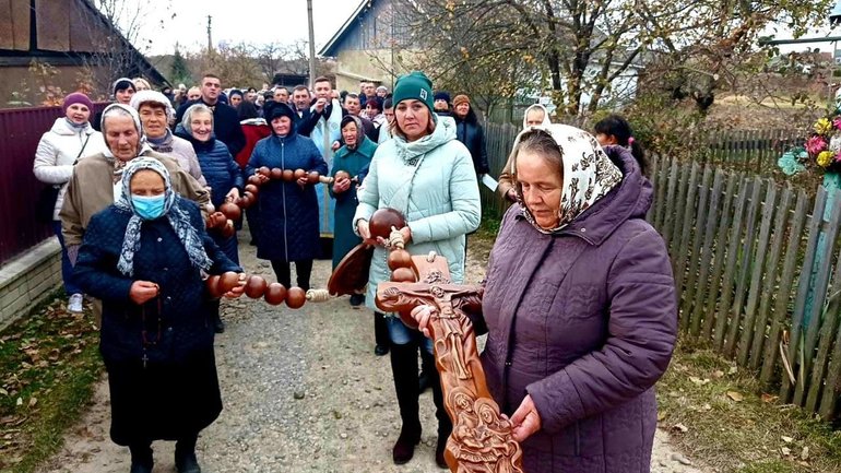 У селі на Івано-Франківщині відбулась молитовна хода з 5-метровою вервицею - фото 1