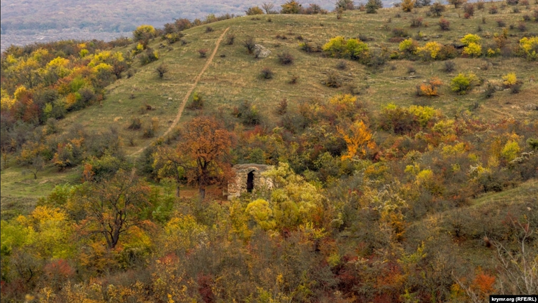 Вигляд на церкву з пагорба на протилежному, лівому, березі річки Кучук-Карасу - фото 1