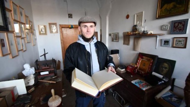 Ukrainian artist recreates a medieval book for Patriarch Bartholomew - фото 1