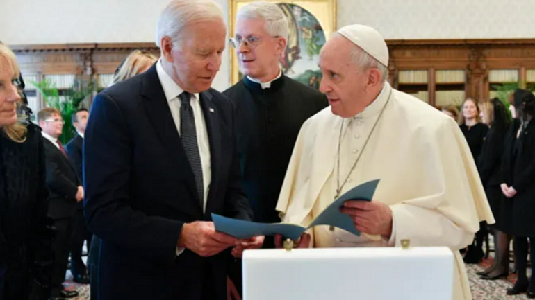 Папа сказав Байдену продовжувати причащатися і благословив його розарій - фото 1