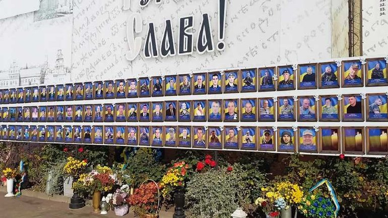 У Чернівцях вандали потрощили фото загиблих героїв війни, - священик УГКЦ - фото 1