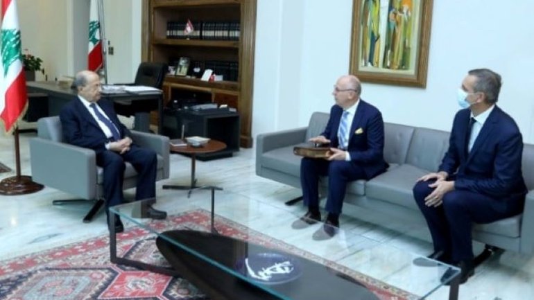 Посол Украины подарил факсимильное Мазепинское Евангелие президенту Ливана - фото 1