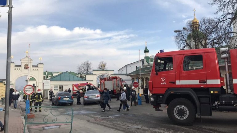 Во время пожара в Киево-Печерской Лавре пострадали три человека - фото 1