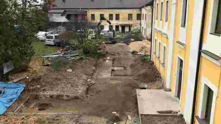 У Луцьку під час ремонту подвір'я відкопали фундамент древнього костелу - фото 1