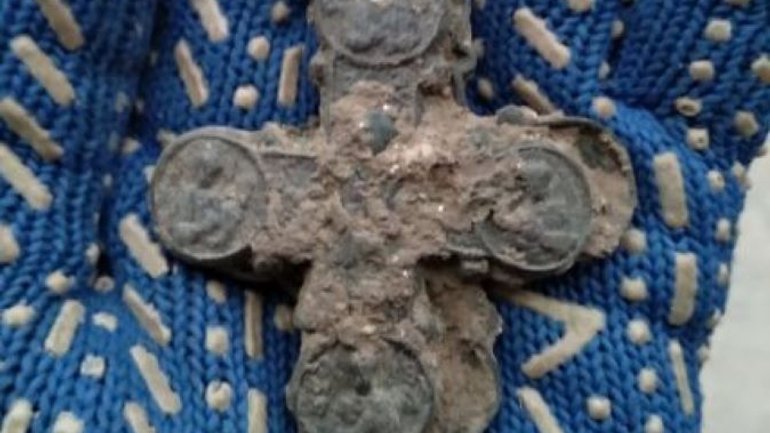 В Софии Киевской археологи обнаружили уникальный крест - фото 1