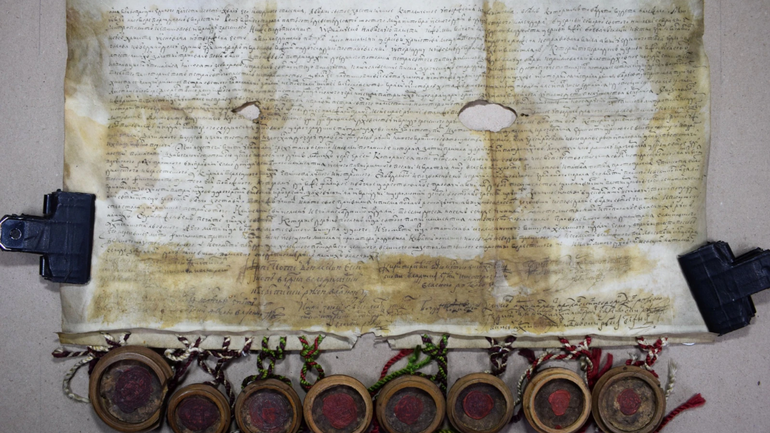 Грамота Берестейської унії 1596 року з підписами та печатками учасників собору. Вона написана на пергаменті українською мовою - фото 1