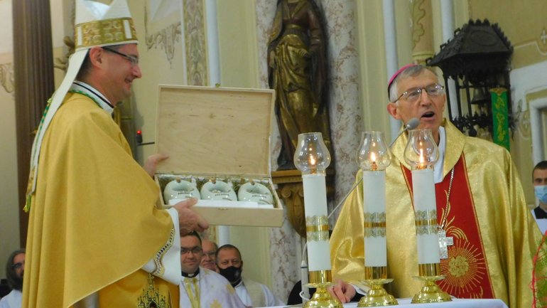 Spiritus vini: Apostolic Nuncio in Transcarpathia was presented with three types of Pálinka - фото 1