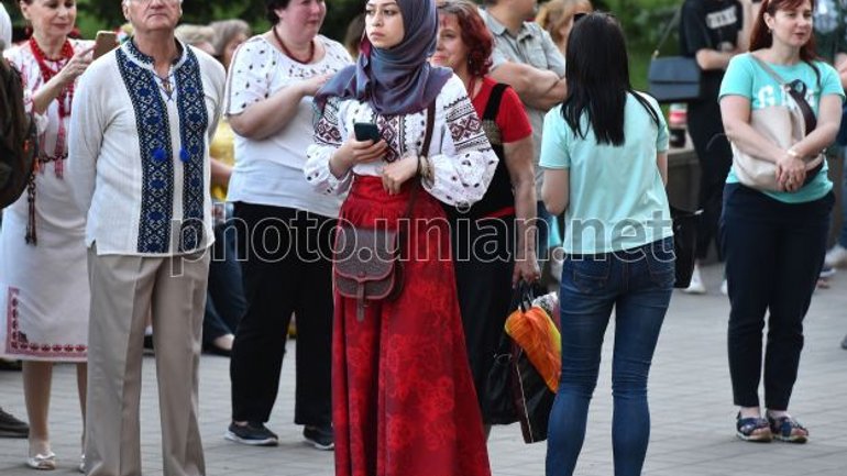 Туристки-мусульманки массово скупают украинские вышиванки - фото 1