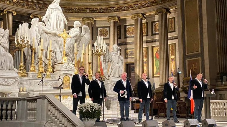 «Піккардійська терція» заспівала "Пливе кача" в паризькому соборі Сен-Мадлен - фото 1
