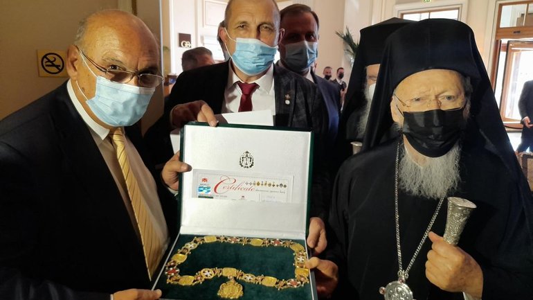 Patriarch Bartholomew presented with a Galician Collar - фото 1