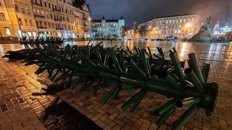 На Софійській площі Києва встановлюють різдвяну ялинку і обіцяють світовий рекорд - фото 1