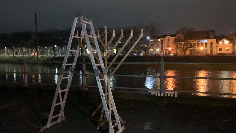 In Uzhgorod, vandals threw an 8-meter hanukkiah into the river - фото 1