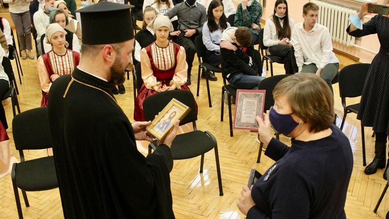 Екзарх Вселенського Патріарха зустрівся з учнями київської школи «Еллада» - фото 1