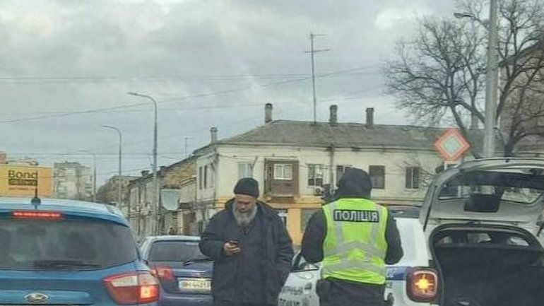 В Одесі на розі двох вулиць священик потрапив у ДТП - фото 1