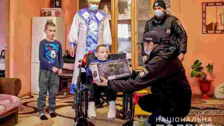 В Закарпатье 8-летний мальчик пришел в полицию и попросил найти святого Николая - фото 1