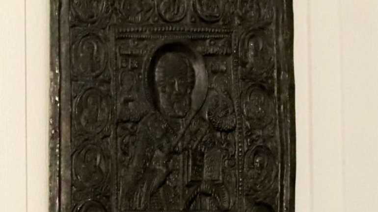 Львівському гарнізонному храму меценат подарував унікальні стародруки та ікону XVII століття - фото 1